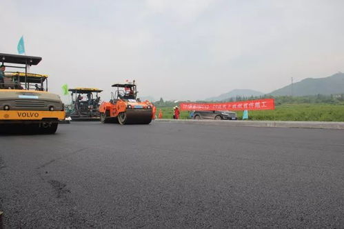 351國(guó)道浦江段開始攤鋪瀝青路面 為12月底前通車創(chuàng)造條件