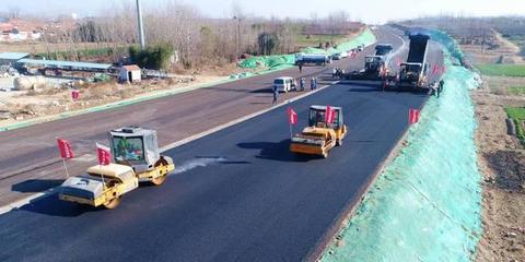 新進(jìn)展!國(guó)道204(大場(chǎng)段)改線工程路面瀝青層開(kāi)始攤鋪